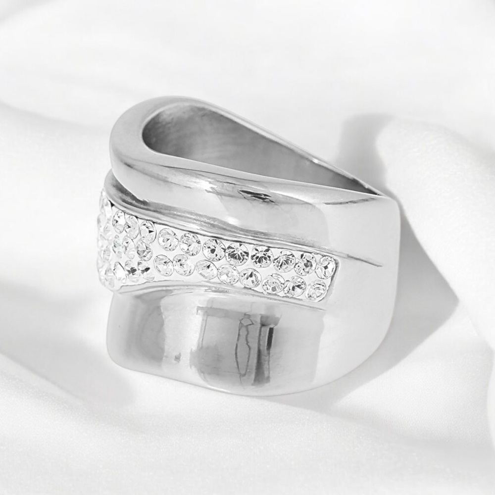 🇨🇦🆕5th Avenue Elegant Ring with Swarovski Crystal Accents - Picture 2 of 14
